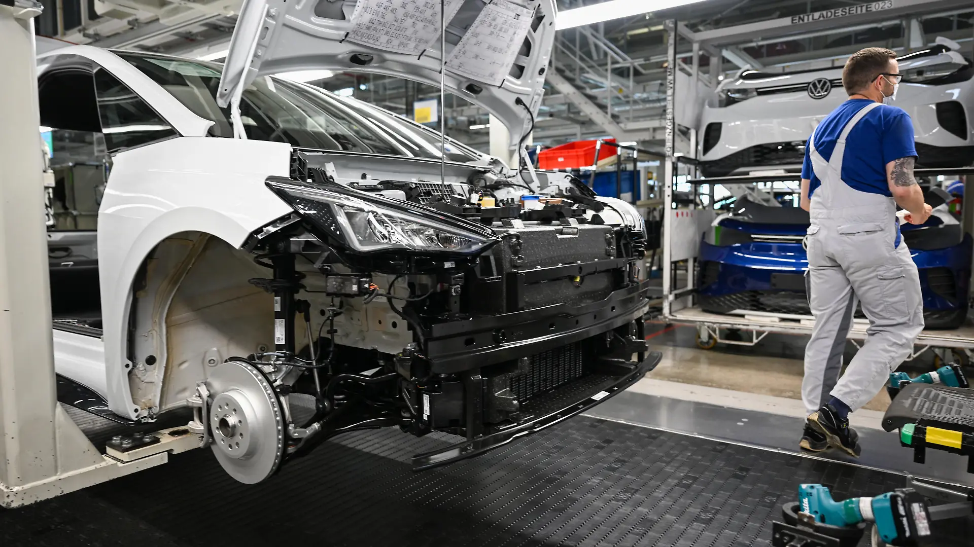 Wirtschaft, Autoindustrie, Volkswagen: Die Montage der Frontpartie im VW Werk Zwickau erfolgt passgenau.