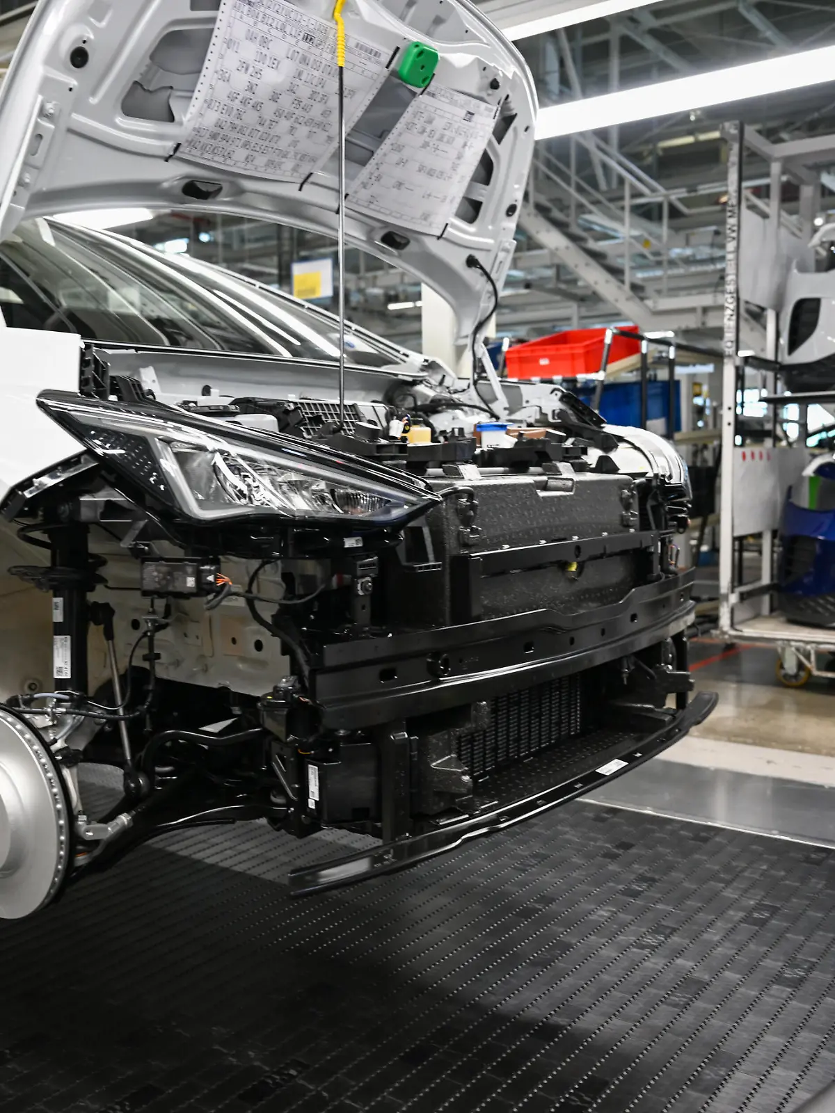 Wirtschaft, Autoindustrie, Volkswagen: Die Montage der Frontpartie im VW Werk Zwickau erfolgt passgenau.