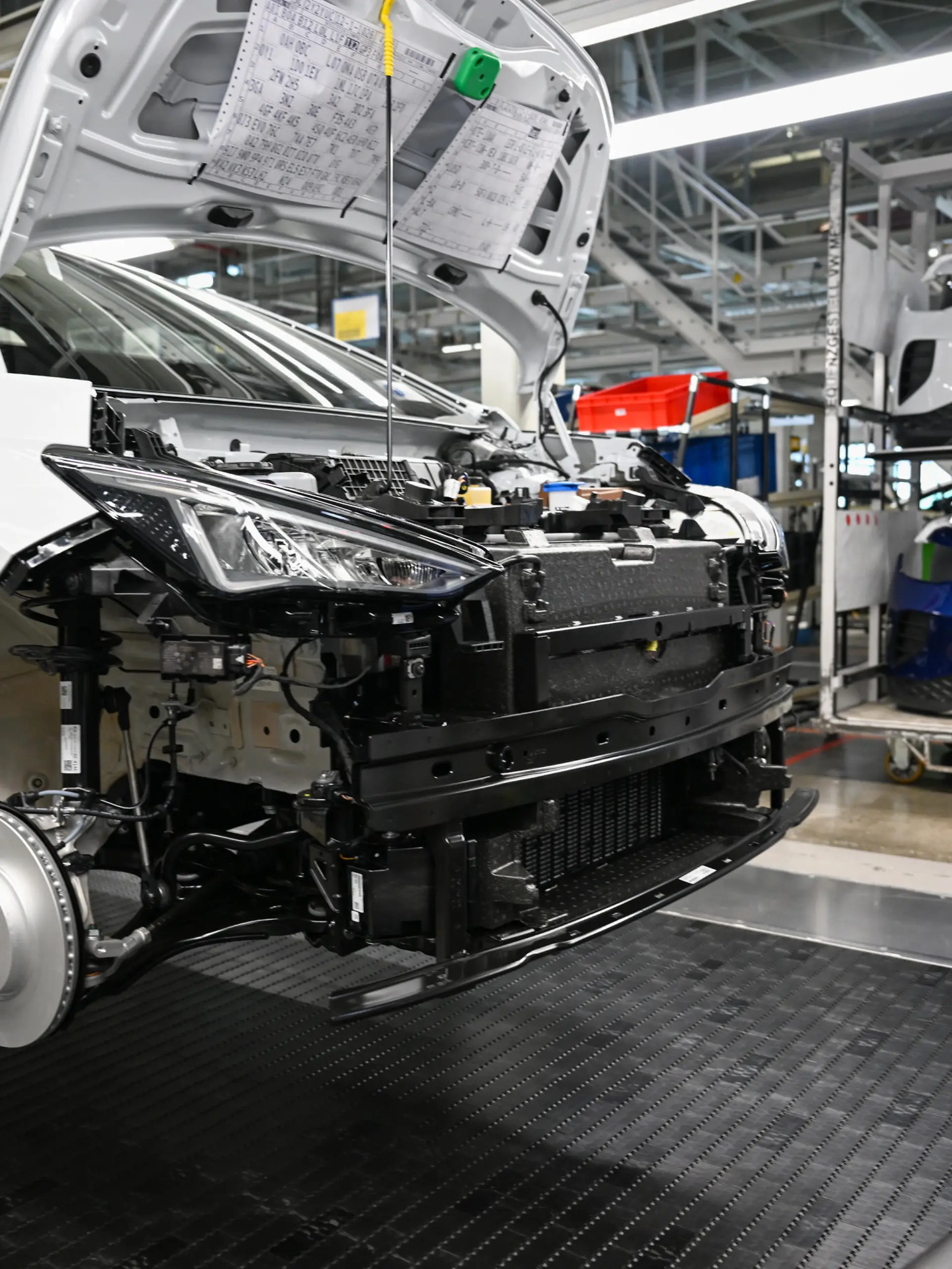 Wirtschaft, Autoindustrie, Volkswagen: Die Montage der Frontpartie im VW Werk Zwickau erfolgt passgenau.