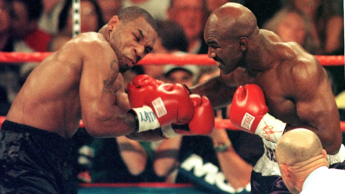 ARCHIV - 28.06.1997, USA, Las Vegas: Boxen: Schwergewicht, WBA, Holyfield (USA) - Tyson (USA) in der MGM Grand Garden Arena. Evander Holyfield (r) gegen Mike Tyson. Nach seinem Comeback winkt Mike Tyson offenbar ein drittes Duell mit Evander Holyfield. Foto: John Gurzinsky/epa/dpa +++ dpa-Bildfunk +++