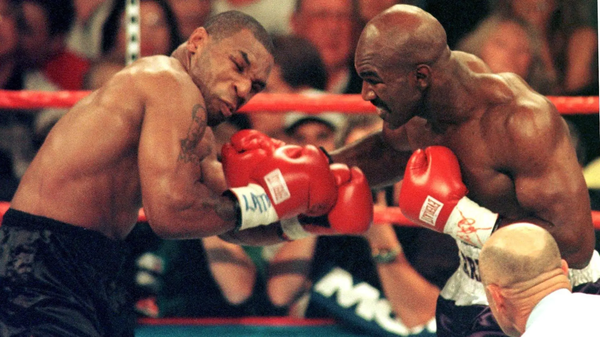ARCHIV - 28.06.1997, USA, Las Vegas: Boxen: Schwergewicht, WBA, Holyfield (USA) - Tyson (USA) in der MGM Grand Garden Arena. Evander Holyfield (r) gegen Mike Tyson. Nach seinem Comeback winkt Mike Tyson offenbar ein drittes Duell mit Evander Holyfield. Foto: John Gurzinsky/epa/dpa +++ dpa-Bildfunk +++