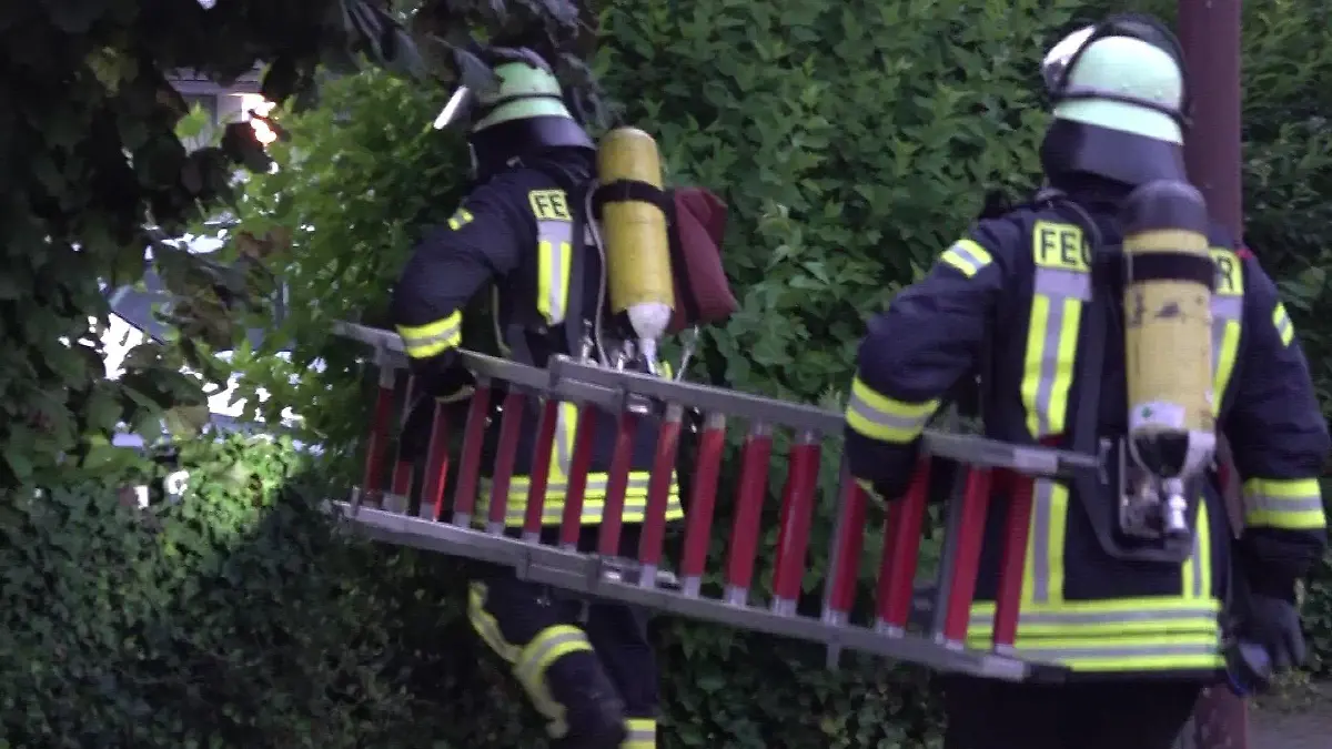 Die Feuerwehr konnte das Haus nur mit voller Schutzausrüstung betreten, um den Jungen zu retten.