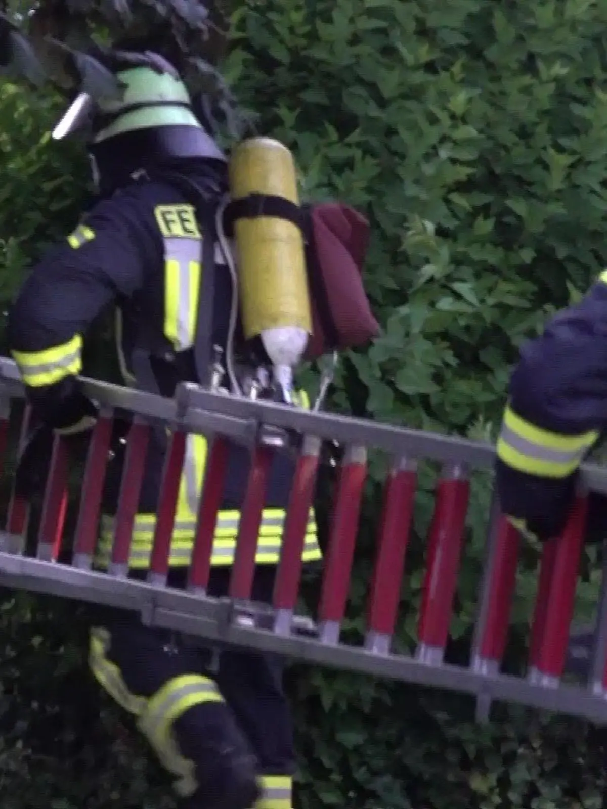 Die Feuerwehr konnte das Haus nur mit voller Schutzausrüstung betreten, um den Jungen zu retten.