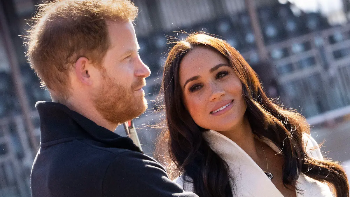 17.04.2022, Niederlande, Den Haag: Prinz Harry (l), Herzog von Sussex, und Meghan, Herzogin von Sussex, nehmen an den Leichtathletikwettbewerben der Invictus Games 2022 im Zuiderpark teil. Die einwöchigen Spiele für aktive Soldaten und Veteranen, die krank, verletzt oder verwundet sind, wurden am 16.04.2022 eröffnet. Erstmals seit ihrem Rückzug aus dem britischen Königshaus zeigen sich Prinz Harry und Herzogin Meghan wieder gemeinsam in Europa der Öffentlichkeit. Foto: Peter Dejong/AP/dpa +++ dpa-Bildfunk +++