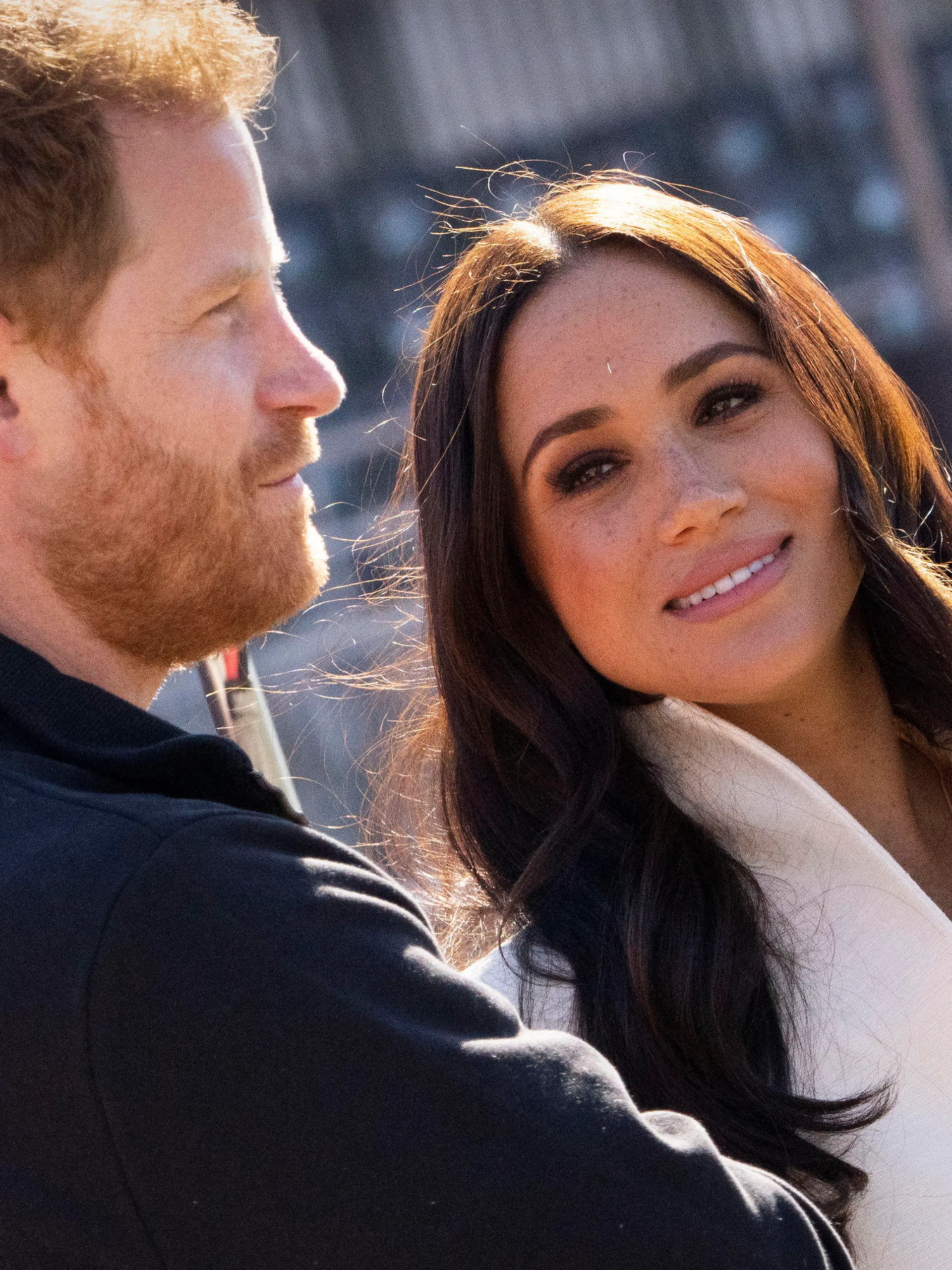 17.04.2022, Niederlande, Den Haag: Prinz Harry (l), Herzog von Sussex, und Meghan, Herzogin von Sussex, nehmen an den Leichtathletikwettbewerben der Invictus Games 2022 im Zuiderpark teil. Die einwöchigen Spiele für aktive Soldaten und Veteranen, die krank, verletzt oder verwundet sind, wurden am 16.04.2022 eröffnet. Erstmals seit ihrem Rückzug aus dem britischen Königshaus zeigen sich Prinz Harry und Herzogin Meghan wieder gemeinsam in Europa der Öffentlichkeit. Foto: Peter Dejong/AP/dpa +++ dpa-Bildfunk +++
