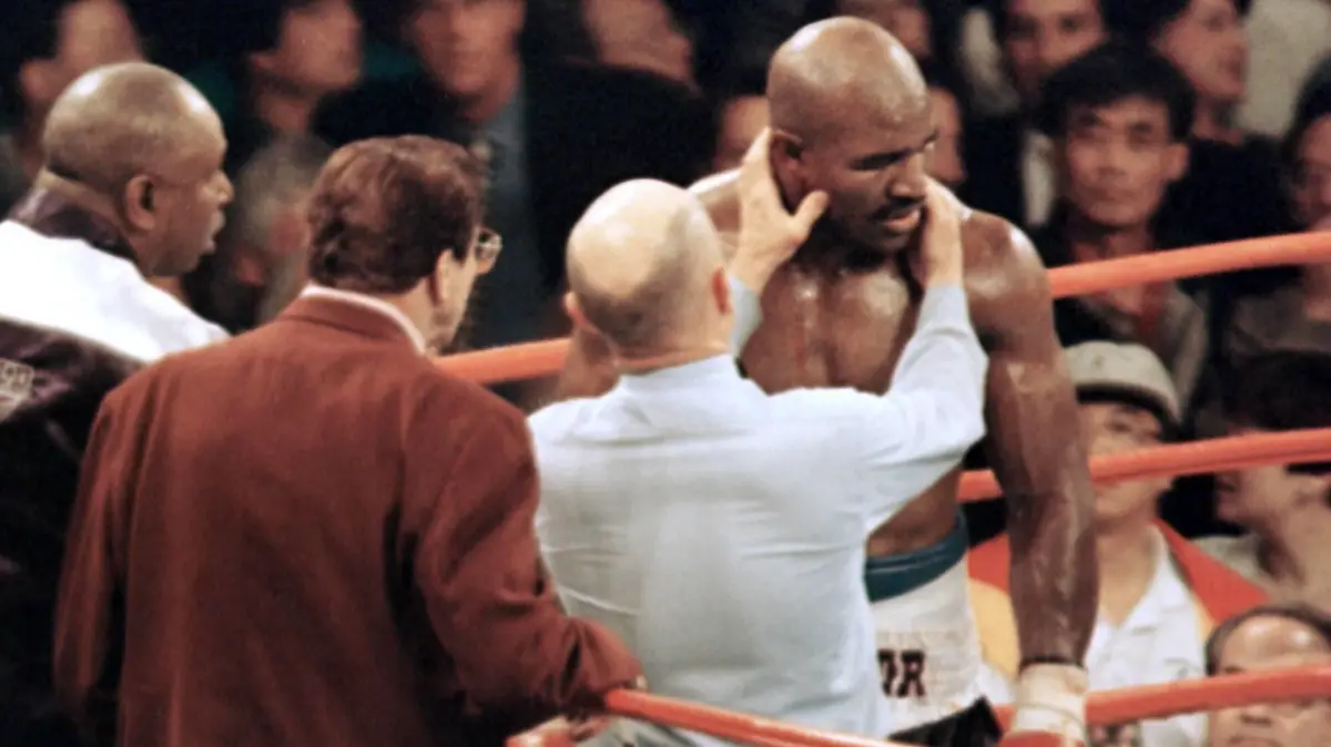  Evander Holyfield gegen Mike Tyson - Ringrichter Mills Lane 2.v.re. inspiziert das rechte Ohr von Evander Holyfield re., welches nach dem Biss von Kontrahent Mike Tyson alle USA verletzt ist - PUBLICATIONxINxGERxSUIxAUTxHUNxONLY LAP97062806
