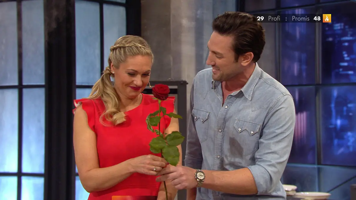 Daniel und Nelson versuchen Ruth zu begeistern Wer verschenkt die schönere Blume?