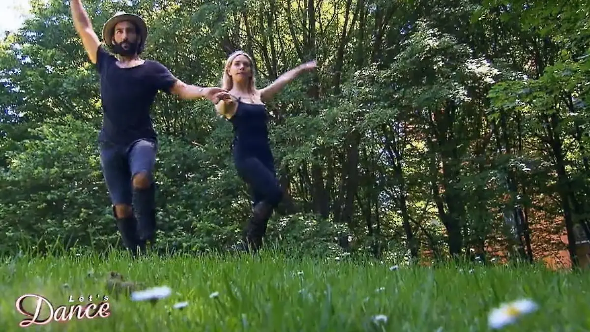 Massimo Sinató übt mit Julia Dietze alle Grundschritte Let’s Dance 2018: Halbfinale