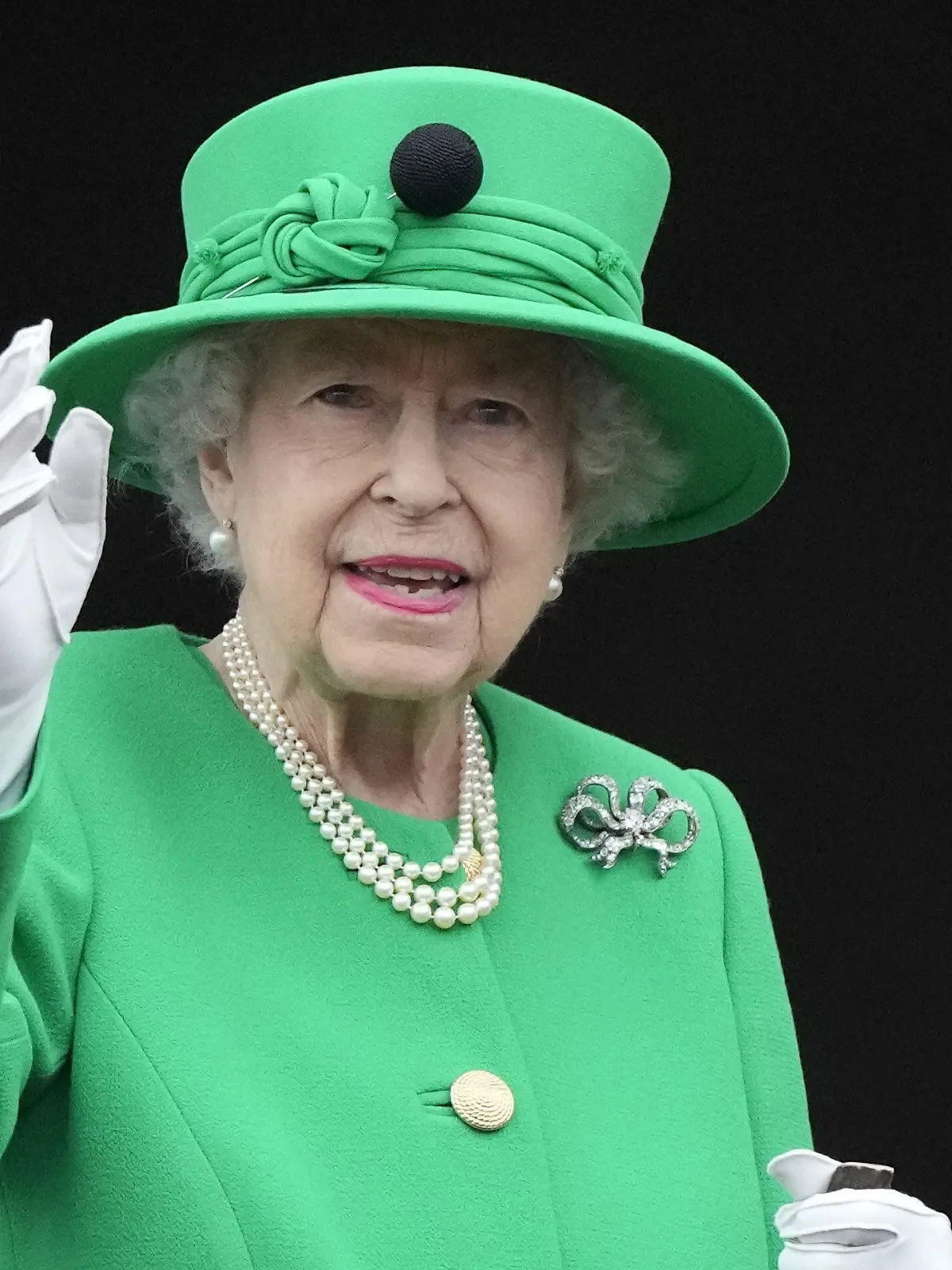 dpatopbilder - 05.06.2022, Großbritannien, London: Die britische Königin Elizabeth II. steht am vierten Tag der Feierlichkeiten zum Platinjubiläum der Queen auf dem Balkon des Buckingham Palace während des Festumzuges. Der Festumzug ist ein Karnevalsumzug auf der Mall mit riesigen Puppen und Prominenten, die Schlüsselmomente aus den sieben Jahrzehnten der Thronbesteigung von Königin Elizabeth II. darstellen. Foto: Frank Augustein/PA Wire/dpa +++ dpa-Bildfunk +++
