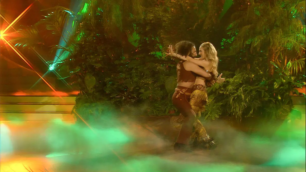 Julia Dietze und Massimo Sinatò tanzen eine gute Samba Let’s Dance 2018: Halbfinale