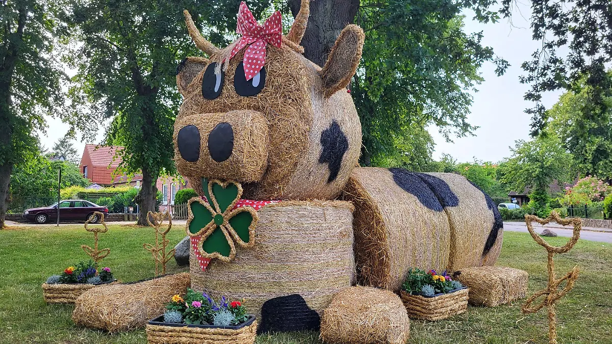 Kunst aus Stroh: In den Dörfern der Probstei kann man sich die liebevoll gefertigten Figuren ansehen.