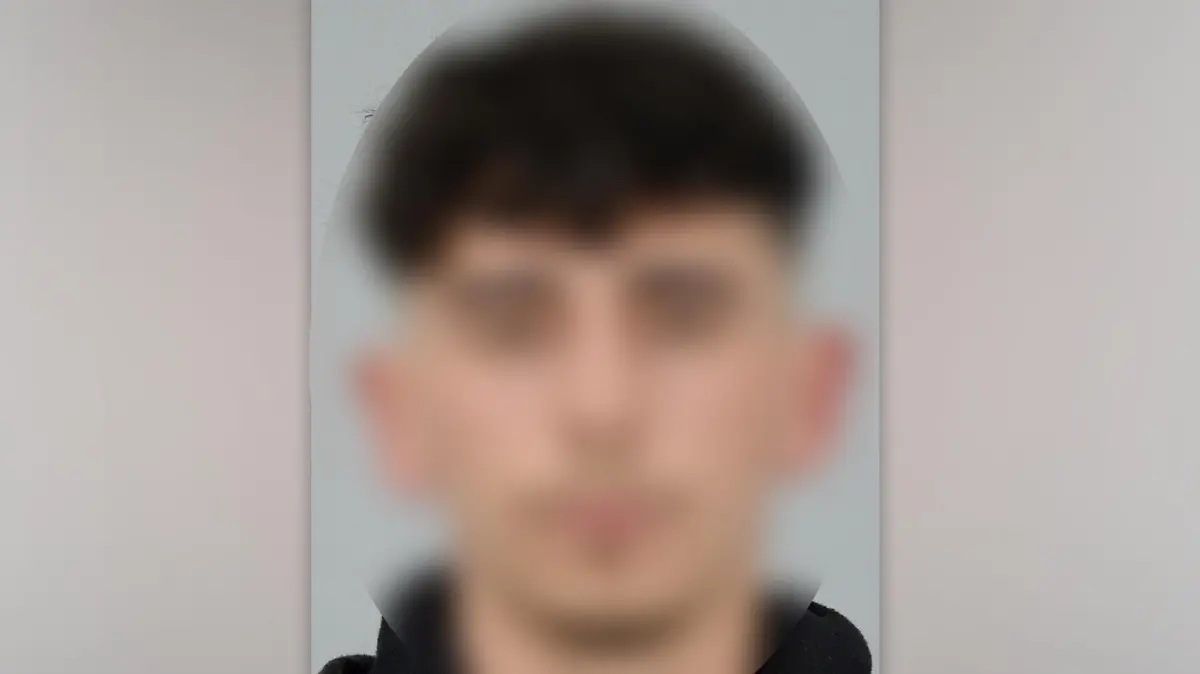 Polizei und Staatsanwaltschaft in Kiel suchen nach diesem Mann, der einen 31-Jährigen auf offener Straße erschossen haben soll
