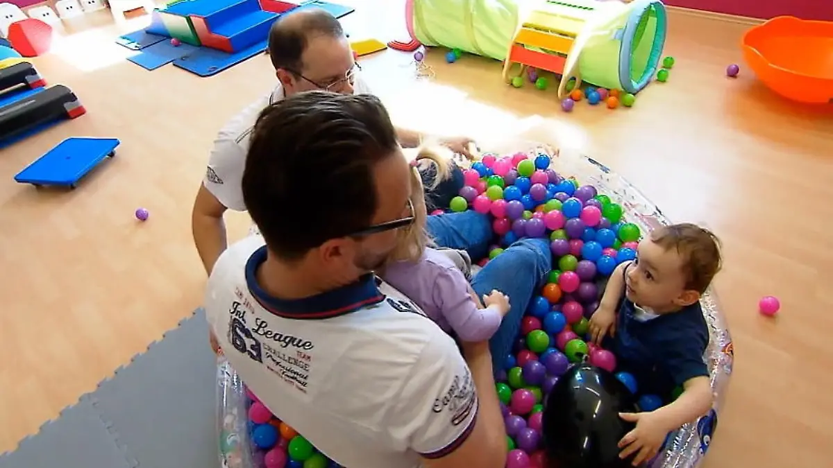 Turnen für Papas mit ihren Kindern Wer hier wohl mehr Spaß hat?