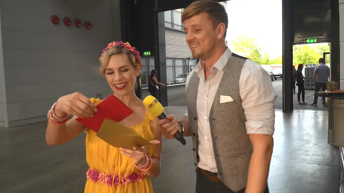 Was haben sich die Tanzpaare gegenseitig zu sagen?  Martin überbringt anonyme Briefe