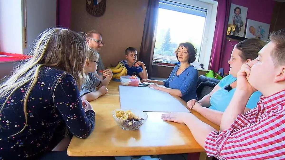 Kann nach der äußeren auch die innere Ordnung einkehren? Eine Großfamilie schmiedet einen Plan