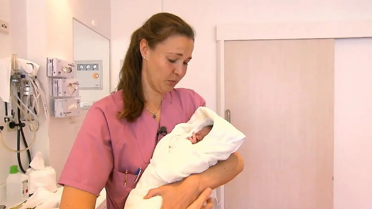 Ulrikes Kleine wird das erste mal untersucht Top-fit, aber namenlos