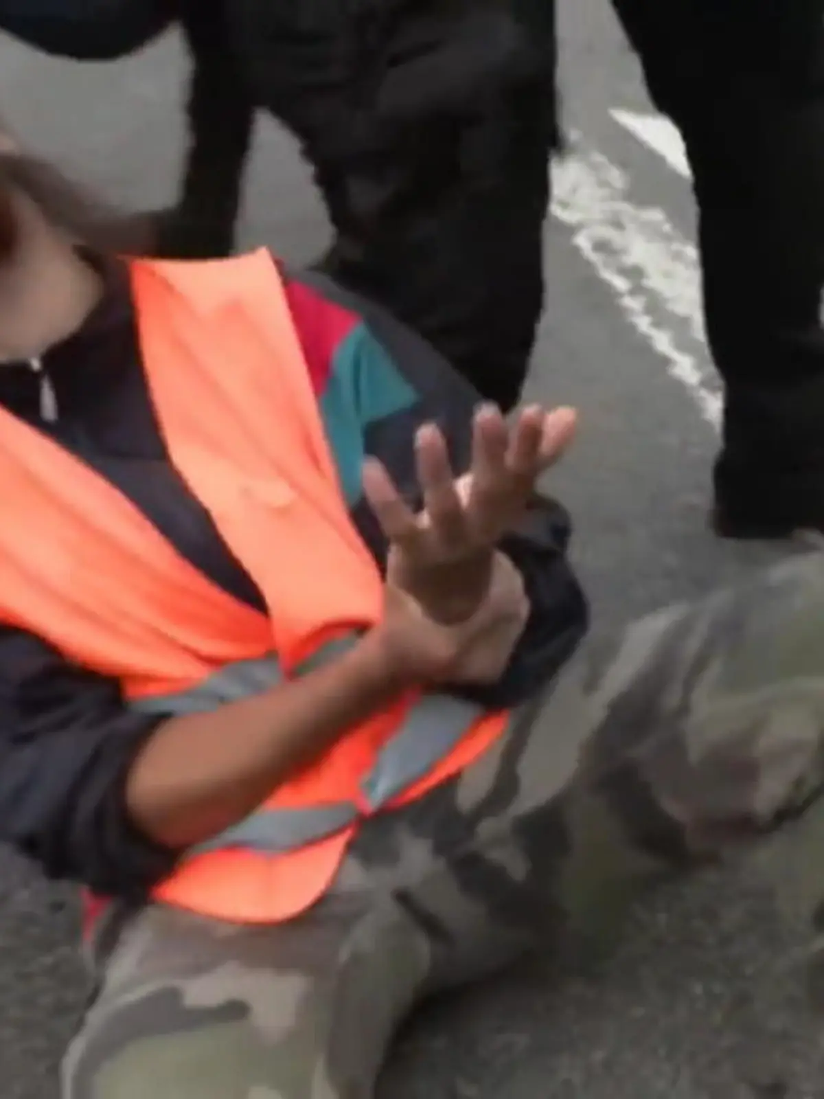 Um den Straßenverkehr zu blockieren, kleben sich Klima-Aktivisten häufig mit der Hand auf dem Asphalt fest. Die französische Polizei löst das Problem schnell, indem sie die Hände der Umweltschützer vom Asphalt reißt.