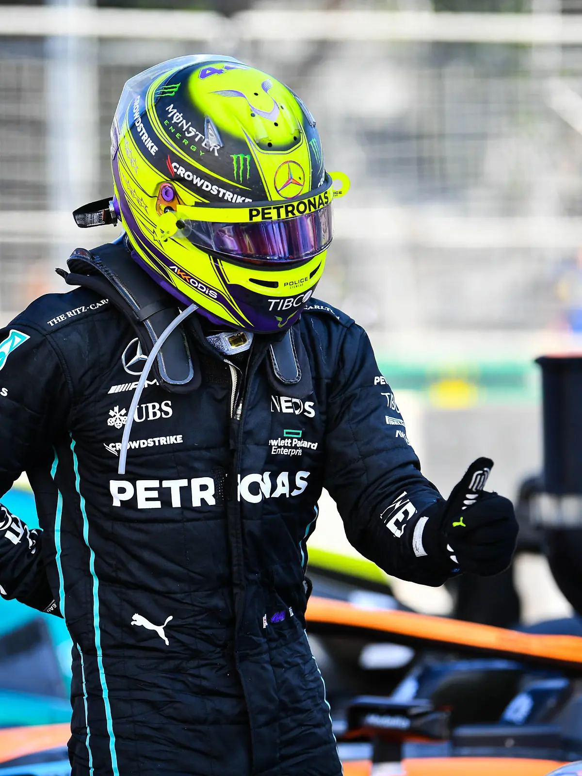 Sport Bilder des Tages Formula 1 2022: Azerbaijan GP BAKU CITY CIRCUIT, AZERBAIJAN - JUNE 12: Sir Lewis Hamilton, Mercedes-AMG, in Parc Ferme during the Azerbaijan GP at Baku City Circuit on Sunday June 12, 2022 in Baku, Azerbaijan. Photo by Simon Galloway / LAT Images Images PUBLICATIONxINxGERxSUIxAUTxHUNxONLY GP2208_124504SG2_0051