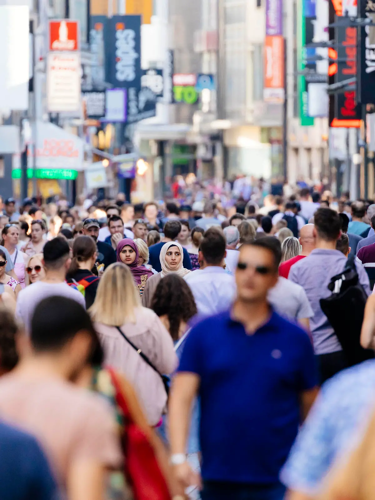Passanten auf der Hohe Straße. Köln, 25.07.2019