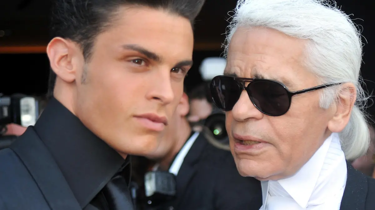 ARCHIV - 07.06.2010, Baden-Württemberg, Offenburg: Modeschöpfer Karl Lagerfeld (r) und das damalige Topmodel Baptiste Giabiconi vor der Unicef-Gala. Giabiconi, der dem «Kaiser» lange nahestand, veröffentlicht nun das Buch "Karl und ich, Die Geschichte einer besonderen Freundschaft" und gibt darin Einblick in das Privatleben. (zu dpa "Ein aufrechter Mann» - Freund von Karl Lagerfeld erinnert sich") Foto: Patrick Seeger/dpa +++ dpa-Bildfunk +++
