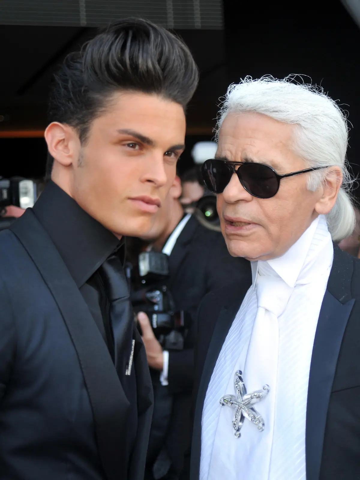ARCHIV - 07.06.2010, Baden-Württemberg, Offenburg: Modeschöpfer Karl Lagerfeld (r) und das damalige Topmodel Baptiste Giabiconi vor der Unicef-Gala. Giabiconi, der dem «Kaiser» lange nahestand, veröffentlicht nun das Buch "Karl und ich, Die Geschichte einer besonderen Freundschaft" und gibt darin Einblick in das Privatleben. (zu dpa "Ein aufrechter Mann» - Freund von Karl Lagerfeld erinnert sich") Foto: Patrick Seeger/dpa +++ dpa-Bildfunk +++