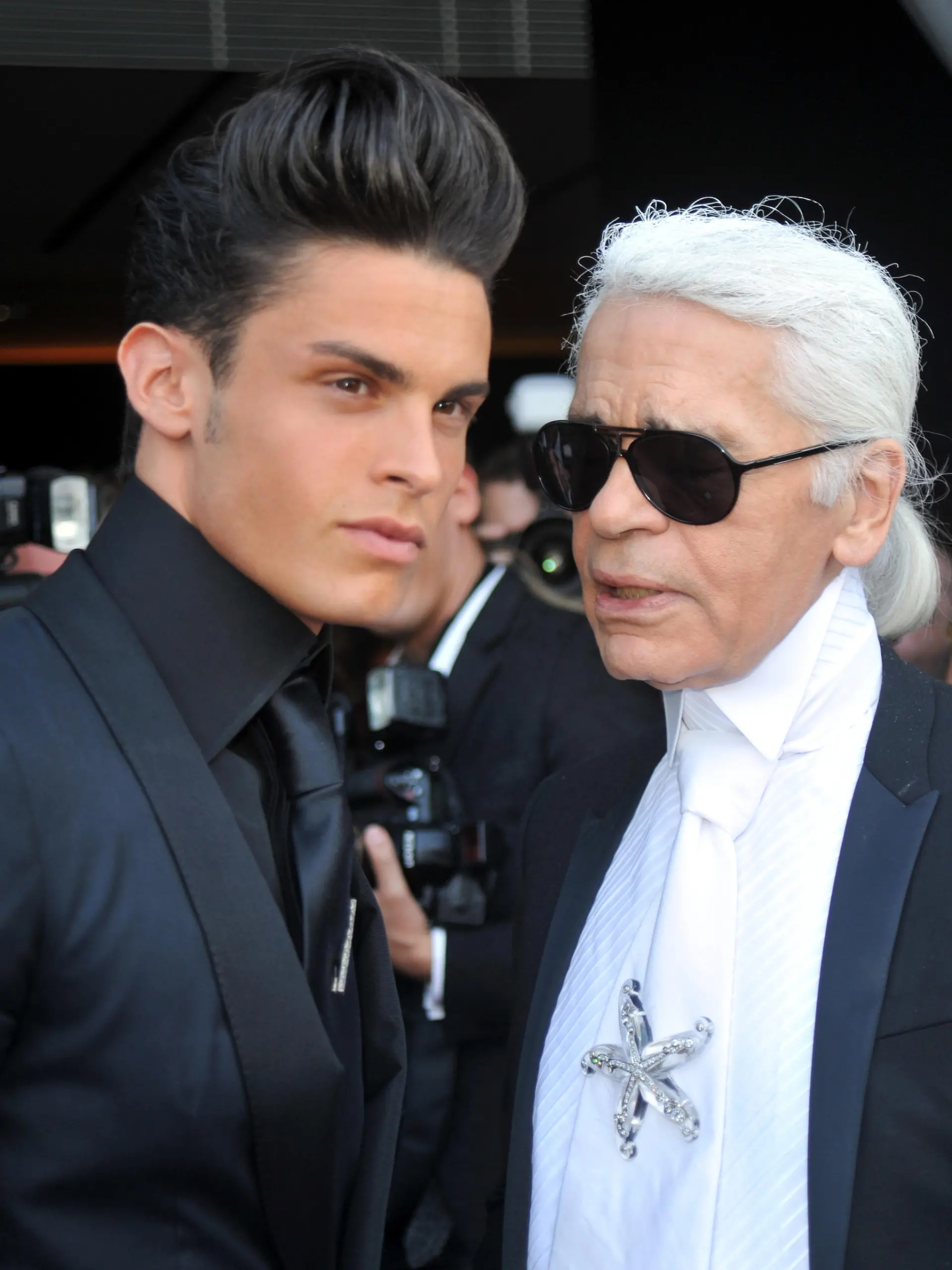 ARCHIV - 07.06.2010, Baden-Württemberg, Offenburg: Modeschöpfer Karl Lagerfeld (r) und das damalige Topmodel Baptiste Giabiconi vor der Unicef-Gala. Giabiconi, der dem «Kaiser» lange nahestand, veröffentlicht nun das Buch "Karl und ich, Die Geschichte einer besonderen Freundschaft" und gibt darin Einblick in das Privatleben. (zu dpa "Ein aufrechter Mann» - Freund von Karl Lagerfeld erinnert sich") Foto: Patrick Seeger/dpa +++ dpa-Bildfunk +++