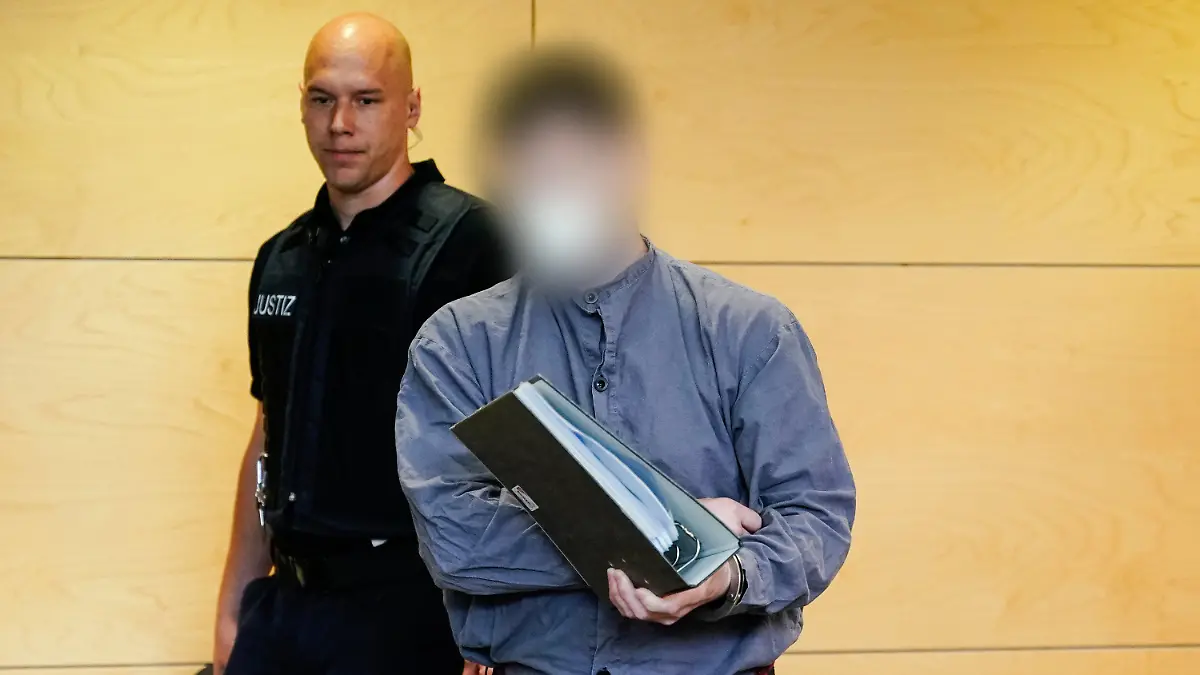 21.06.2022, Rheinland-Pfalz, Kaiserslautern: Der 39-jährige Hauptangeklagte kommt in den Verhandlungssaal des Landgerichts Kaiserslautern. Dort beginnt am 21.06.2022 der Prozess wegen der Polizistenmorde im Januar in der Westpfalz. Die Staatsanwaltschaft wirft einem 39 Jahre alten Mann vor, eine junge Polizistin und ihren Kollegen bei einer Verkehrskontrolle erschossen zu haben. Knapp fünf Monate nach den tödlichen Schüssen auf zwei Polizisten in der Nähe von Kusel (Rheinland-Pfalz) hat am Dienstag der Mordprozess gegen den mutmaßlichen Schützen begonnen. Foto: Uwe Anspach/dpa-Pool/dpa - ACHTUNG: Person(en) wurde(n) aus rechtlichen Gründen gepixelt +++ dpa-Bildfunk +++
