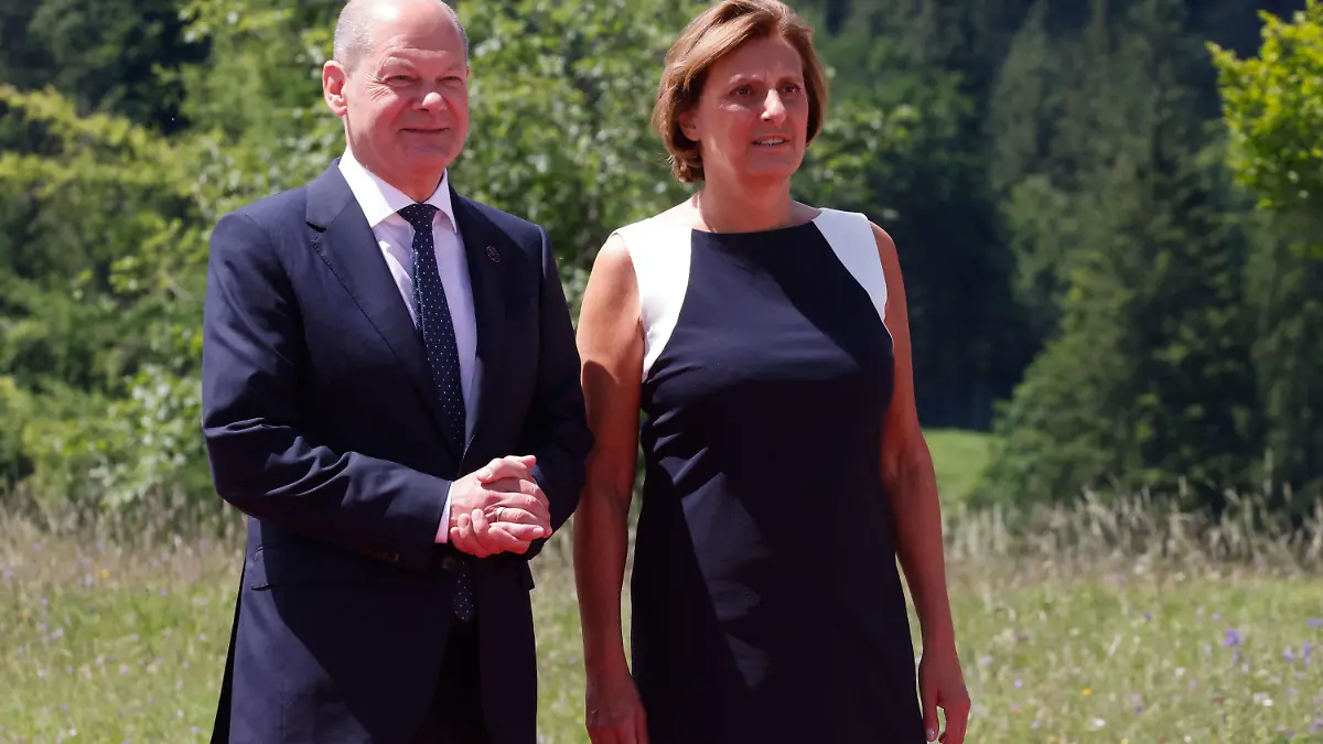 26.06.2022, Bayern, Elmau: Bundeskanzler Olaf Scholz (SPD) und Britta Ernst, Frau von Bundeskanzler Scholz, warten auf die Ankunft der Gäste zum G7-Gipfel auf Schloss Elmau. Deutschland ist Gastgeber des G7-Gipfels wirtschaftsstarker Demokratien vom 26. bis 28. Juni 2022. Am ersten Gipfeltag wird die weltwirtschaftliche Lage, der Klimaschutz und die Außen- und Sicherheitspolitik mit den Sanktionen gegen Russland beraten. Foto: Michael Kappeler/dpa +++ dpa-Bildfunk +++