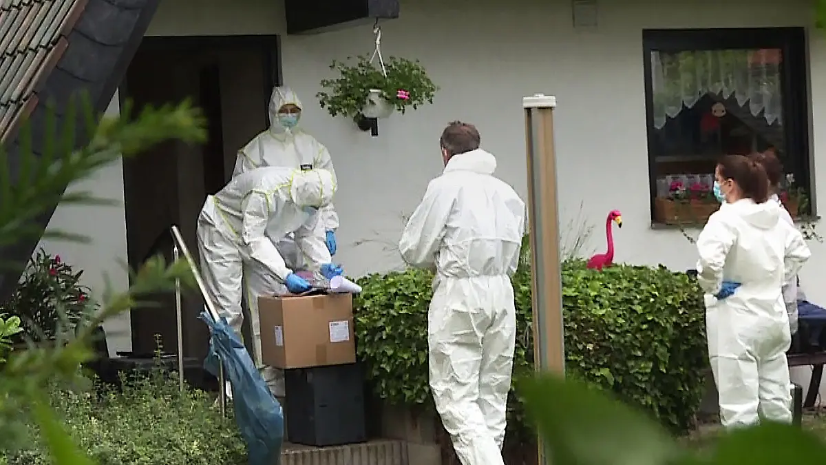 13.06.2022, Niedersachsen, Wennigsen: Mitarbeiter der Spurensicherung stehen vor einem Haus. Die Polizei hat in einem Haus in Wennigsen am Deister (Region Hannover) zwei Tote entdeckt. Nach ersten Erkenntnissen handele es sich um ein Tötungsdelikt. Foto: Str/dpa +++ dpa-Bildfunk +++