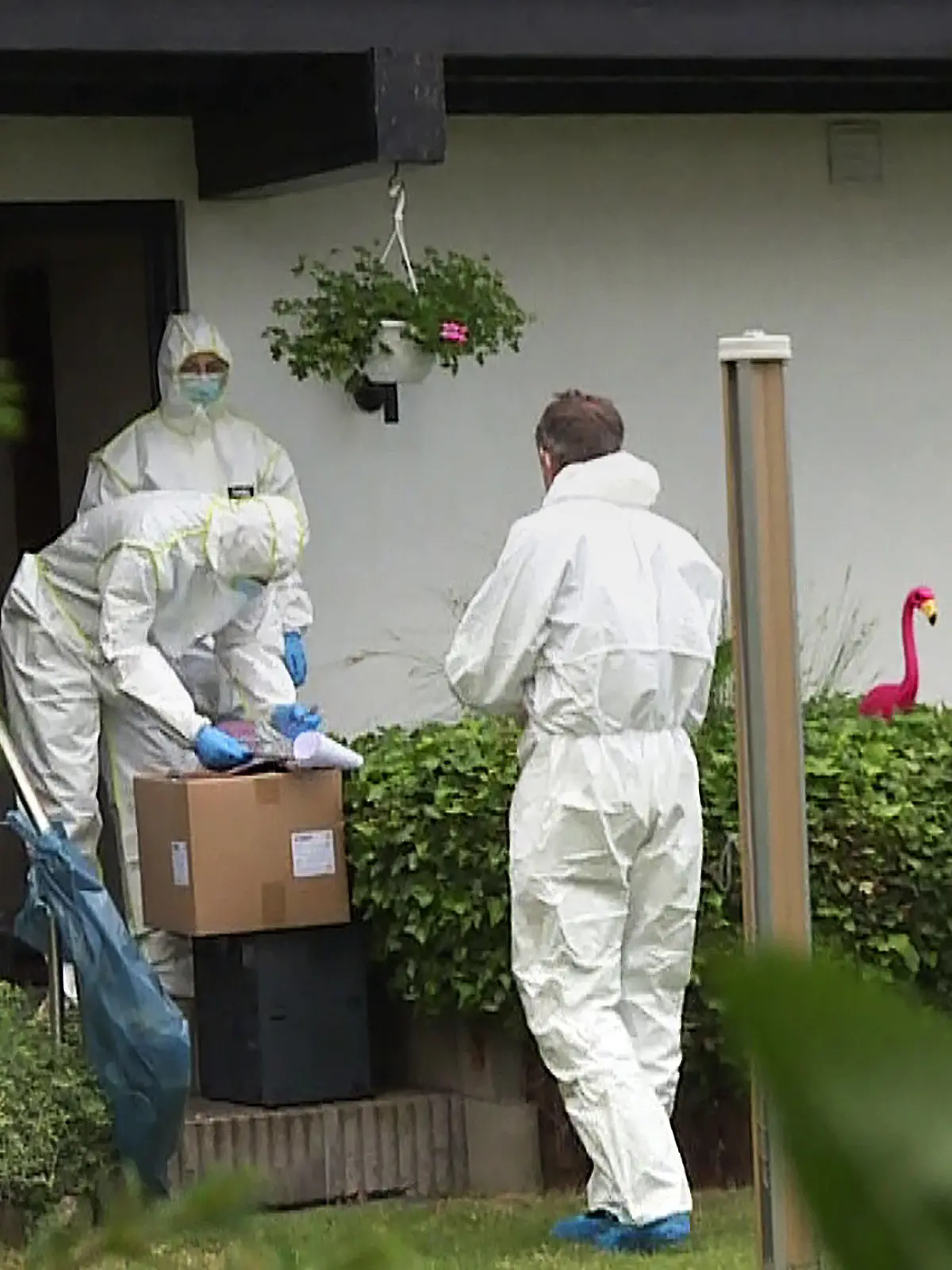 13.06.2022, Niedersachsen, Wennigsen: Mitarbeiter der Spurensicherung stehen vor einem Haus. Die Polizei hat in einem Haus in Wennigsen am Deister (Region Hannover) zwei Tote entdeckt. Nach ersten Erkenntnissen handele es sich um ein Tötungsdelikt. Foto: Str/dpa +++ dpa-Bildfunk +++