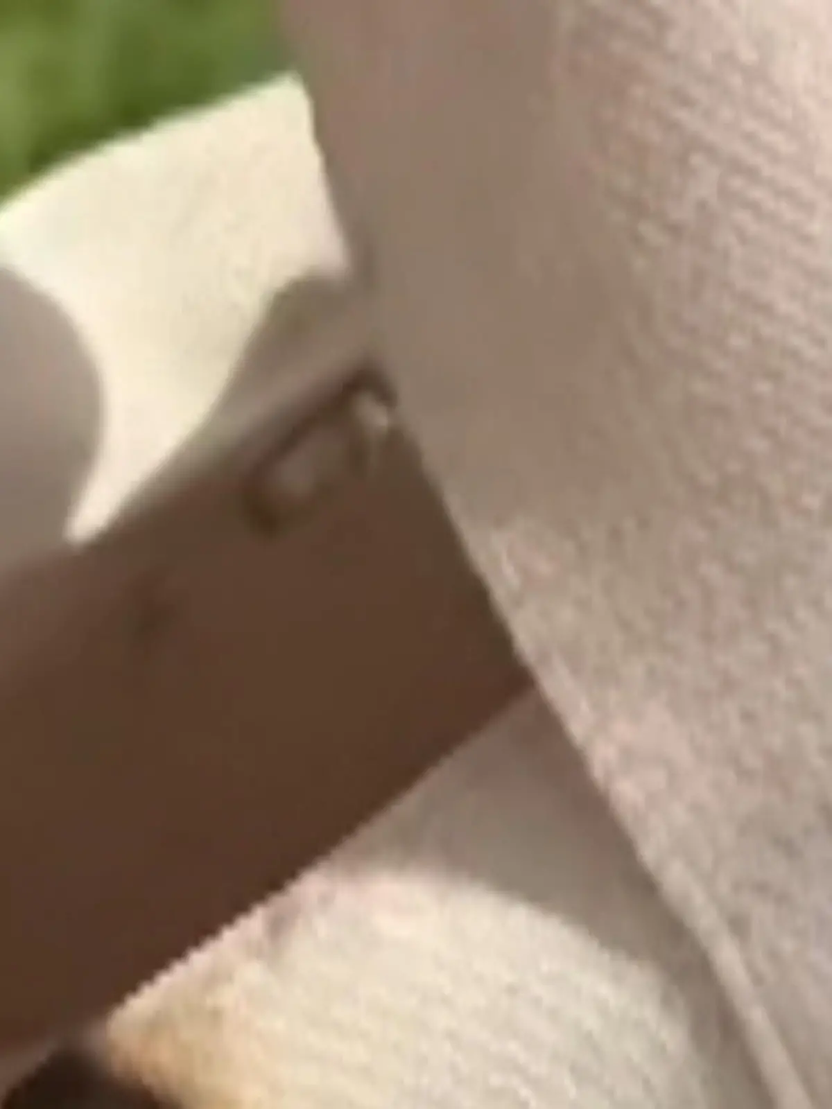 Wie heiß ist es aktuell auf Kreta? So heiß, dass sogar die Handtaschen wegbrennen - kein Scherz! Das Ergbnis gibts im Video!