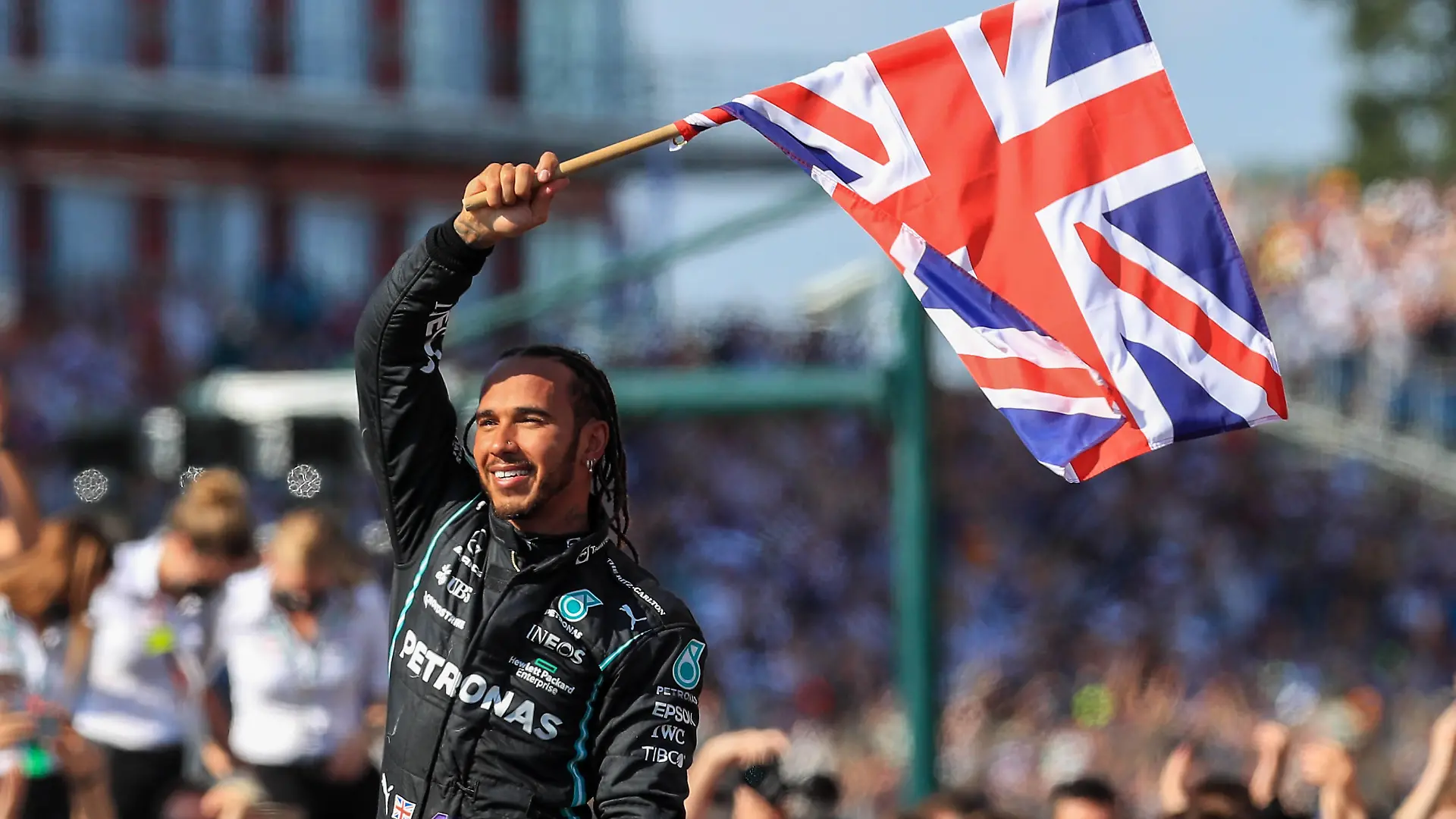 FORMULA 1 BRITISH GRAND PRIX, 18/07/2021 Silverstone Circuit,18 July 2021 Lewis Hamilton GBR, Mercedes AMG Petronas W12 celebrates winning with a Union Jack flag during the FORMULA 1 PIRELLI BRITISH GRAND PRIX RACE at Silverstone, United Kingdom Editorial Use Only PUBLICATIONxNOTxINxUK Copyright: xPhilxDuncanx ESM-0061-0028