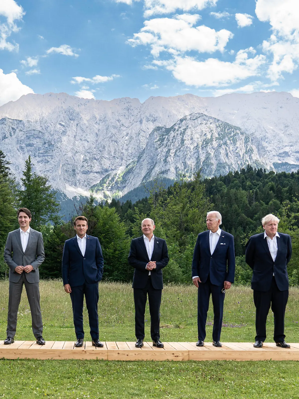 Familienfoto G7 Treffen auf Schloss Elmau Aktuell, 25.06.2022, Schloss Elmau, Charles Michel Praesident Europaeischer Rat, Mario Draghi Ministerpraesident Italien, Justin Trudeau Premierminister Kanada, Emmanuel Macron Praesident Frankreich, Olaf Scholz Bundeskanzler Praesidentschaft G7 Deutschland, Joe Biden Praesident Vereinigte Staaten von Amerika, Boris Johnson Premierminister Vereinigtes Koenigreich, Fumio Kishida Premierminister Japan und Ursula von der Leyen Praesidentin Europaeische Kommission beim Familienfoto der G7-Staats- und Regierungschefs beim G7 Treffen auf Schloss Elmau im Rahmen der deutschen Praesidentschaft Schloss Elmau Bayern Deutschland *** Family photo G7 meeting at Elmau Castle Current, 25 06 2022, Elmau Cas