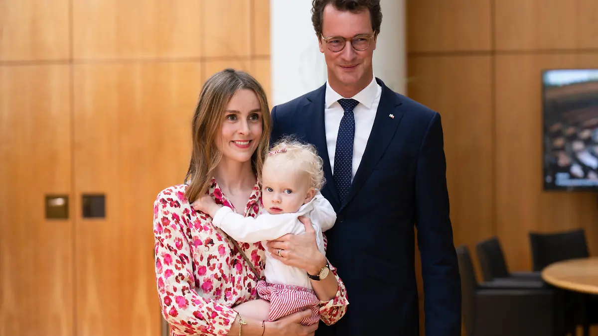 28.06.2022, Nordrhein-Westfalen, Düsseldorf: Hendrik Wüst (CDU), Ministerpräsident von Nordrhein-Westfalen, kommt mit seiner Ehefrau Katharina und Tochter Philippa in den Landtag. Der Landtag stimmt über den Ministerpräsidenten ab. Der amtierende Ministerpräsident Hendrik Wüst stellt sich zur Wiederwahl. Foto: Marius Becker/dpa +++ dpa-Bildfunk +++