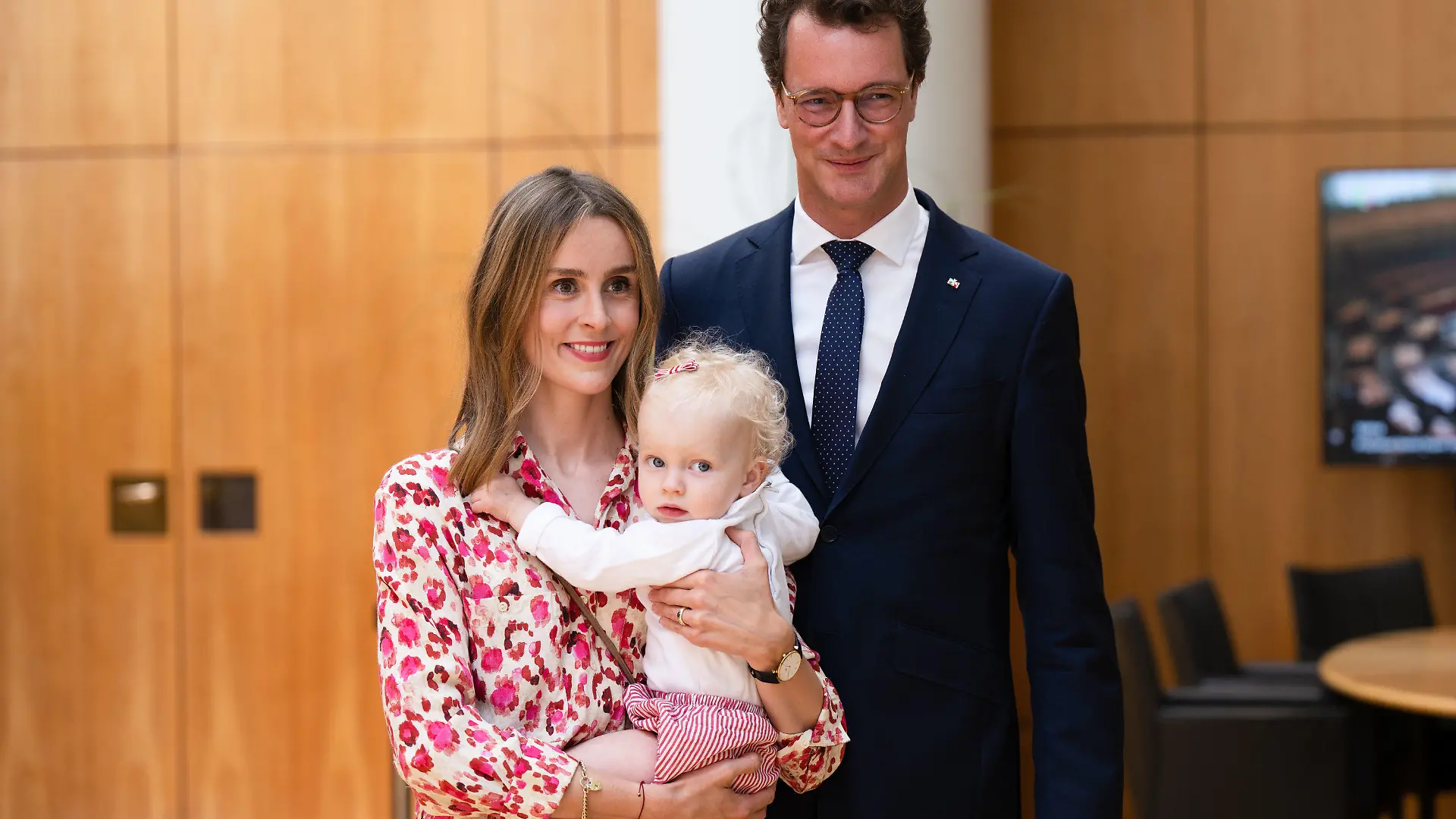 28.06.2022, Nordrhein-Westfalen, Düsseldorf: Hendrik Wüst (CDU), Ministerpräsident von Nordrhein-Westfalen, kommt mit seiner Ehefrau Katharina und Tochter Philippa in den Landtag. Der Landtag stimmt über den Ministerpräsidenten ab. Der amtierende Ministerpräsident Hendrik Wüst stellt sich zur Wiederwahl. Foto: Marius Becker/dpa +++ dpa-Bildfunk +++