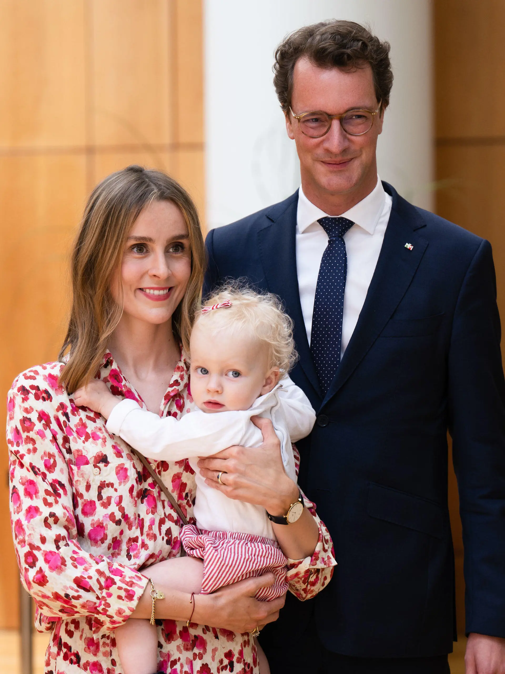 28.06.2022, Nordrhein-Westfalen, Düsseldorf: Hendrik Wüst (CDU), Ministerpräsident von Nordrhein-Westfalen, kommt mit seiner Ehefrau Katharina und Tochter Philippa in den Landtag. Der Landtag stimmt über den Ministerpräsidenten ab. Der amtierende Ministerpräsident Hendrik Wüst stellt sich zur Wiederwahl. Foto: Marius Becker/dpa +++ dpa-Bildfunk +++