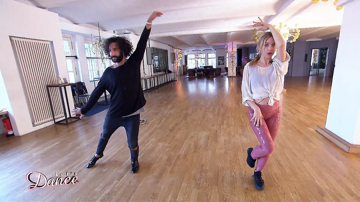 Julia Dietze darf ihren ganzen Körper einsetzen Let's Dance 2018: 4. Liveshow