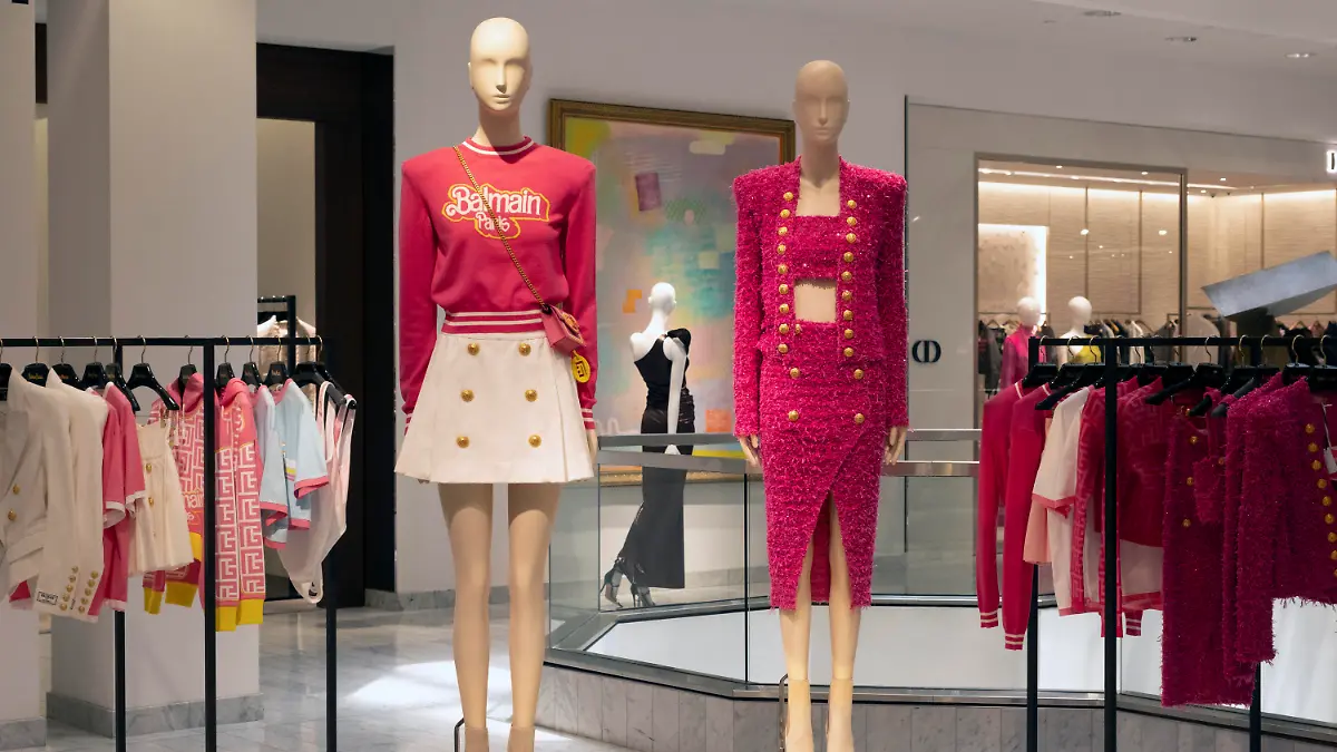 19.07.2023, USA, Beverly Hills: Schaufensterpuppen tragen Kleidung aus der Balmain x Barbie-Kollektion bei Neiman Marcus. Aufgrund des großen Erfolgs der letztjährigen Zusammenarbeit zwischen Barbie und Balmain hat das Geschäft die Kollektion neu aufgelegt. Foto: Richard Vogel/AP/dpa +++ dpa-Bildfunk +++