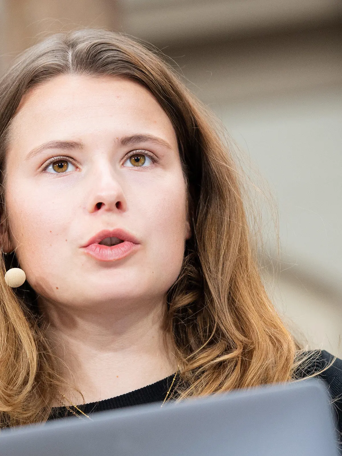 ARCHIV - 20.10.2021, Berlin: Luisa Neubauer von Fridays for Future nimmt an einem Pressegespräch teil.    (zu dpa "Luisa Neubauer: Ukraine-Krieg muss Wendepunkt der Energiepolitik sein") Foto: Paul Zinken/dpa +++ dpa-Bildfunk +++