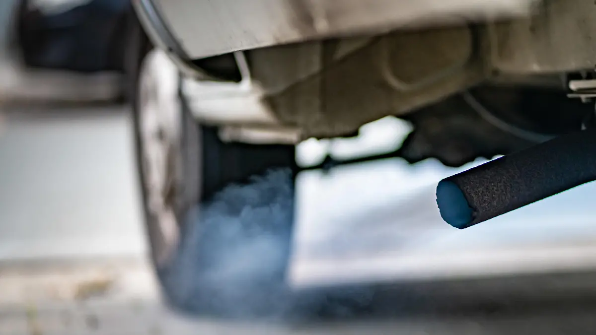 ARCHIV - 23.10.2018, Hessen, Frankfurt/Main: Bläuliche Rauchwolken stößt der Dieselmotor eines Kleinlasters aus, der auf einem Parkplatz gestartet wird. Die Bundesregierung hat sich während der Verhandlungen auf EU-Ebene auf eine gemeinsame Position zum möglichen Aus für neue Verbrenner-Autos ab 2035 geeinigt. (zu dpa «Koalition einigt sich auf gemeinsame Position zum Verbrenner-Aus») Foto: Frank Rumpenhorst/dpa +++ dpa-Bildfunk +++