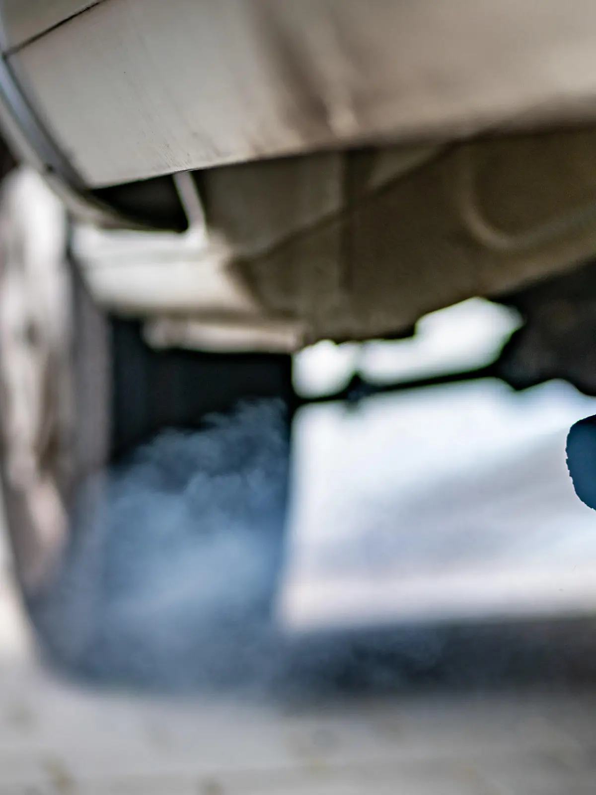 ARCHIV - 23.10.2018, Hessen, Frankfurt/Main: Bläuliche Rauchwolken stößt der Dieselmotor eines Kleinlasters aus, der auf einem Parkplatz gestartet wird. Die Bundesregierung hat sich während der Verhandlungen auf EU-Ebene auf eine gemeinsame Position zum möglichen Aus für neue Verbrenner-Autos ab 2035 geeinigt. (zu dpa «Koalition einigt sich auf gemeinsame Position zum Verbrenner-Aus») Foto: Frank Rumpenhorst/dpa +++ dpa-Bildfunk +++