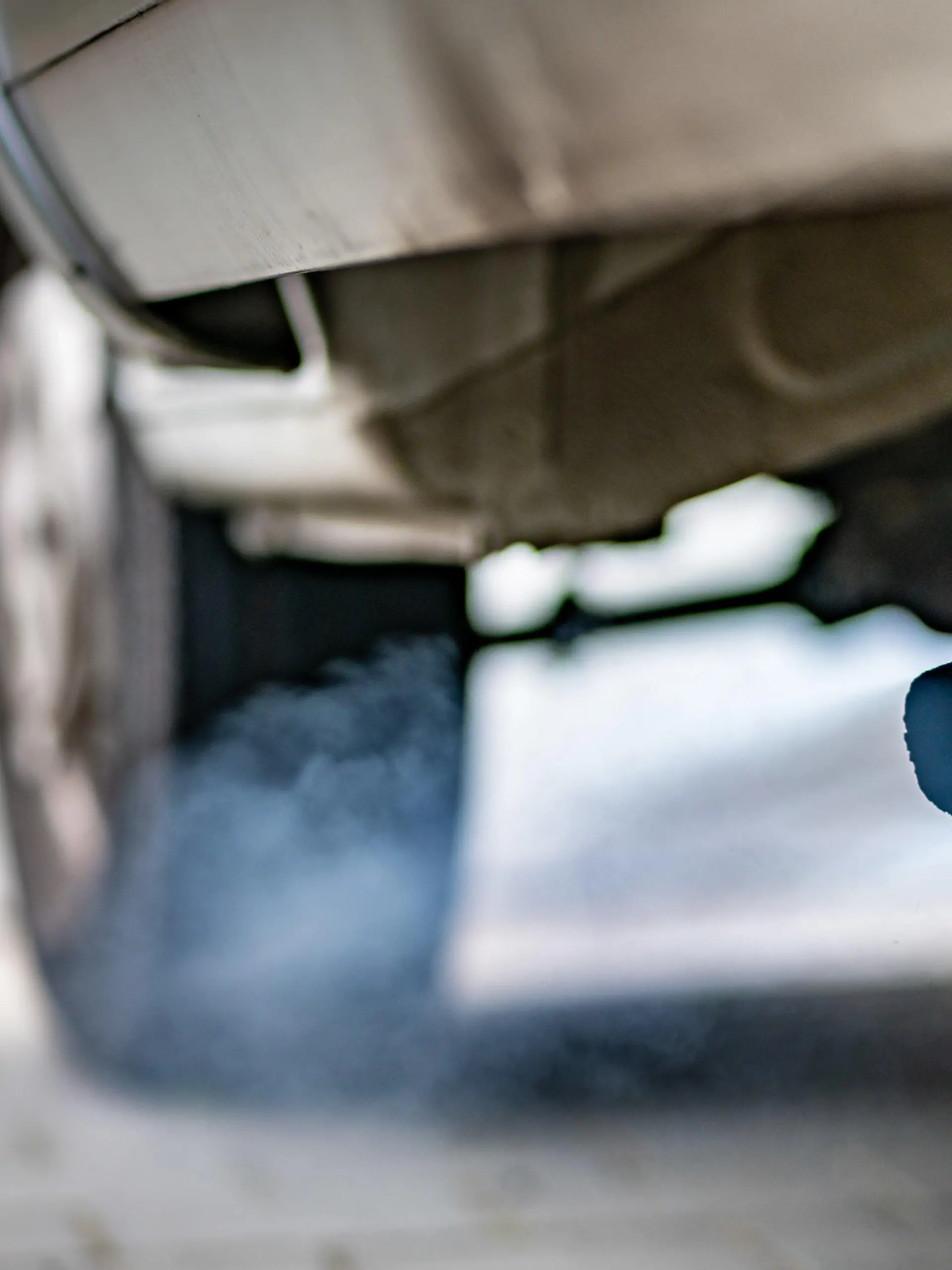 ARCHIV - 23.10.2018, Hessen, Frankfurt/Main: Bläuliche Rauchwolken stößt der Dieselmotor eines Kleinlasters aus, der auf einem Parkplatz gestartet wird. Die Bundesregierung hat sich während der Verhandlungen auf EU-Ebene auf eine gemeinsame Position zum möglichen Aus für neue Verbrenner-Autos ab 2035 geeinigt. (zu dpa «Koalition einigt sich auf gemeinsame Position zum Verbrenner-Aus») Foto: Frank Rumpenhorst/dpa +++ dpa-Bildfunk +++