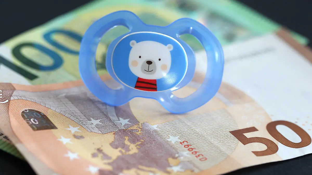  Freiburg Themenbild - Kindergeld, Coronahilfe, Coronabonus, Kinderbonus, Kinderzuschuss der Bundesregierung von 150 EURO Themenbild - Kindergeld, Coronahilfe, Coronabonus, Kinderbonus, Kinderzuschuss der Bundesregierung von 150 EURO *** Freiburg Themed picture Child benefit, Coronahilfe, Coronabonus, Kinderbonus, Kinderzuschuss der Bundesregierung von 150 EURO Themed picture Child benefit, Coronahilfe, Coronabonus, Kinderbonus, Kinderzuschuss der Bundesregierung von 150 EURO Copyright: xFleigx/xEibner-Pressefotox EP_dfg