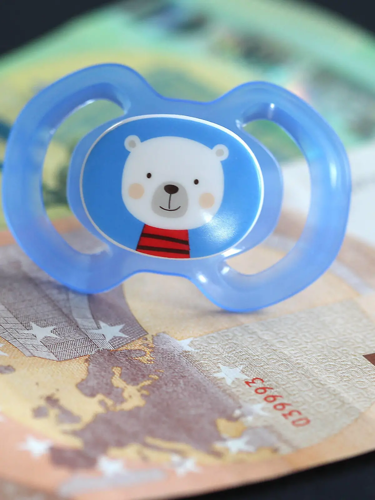  Freiburg Themenbild - Kindergeld, Coronahilfe, Coronabonus, Kinderbonus, Kinderzuschuss der Bundesregierung von 150 EURO Themenbild - Kindergeld, Coronahilfe, Coronabonus, Kinderbonus, Kinderzuschuss der Bundesregierung von 150 EURO *** Freiburg Themed picture Child benefit, Coronahilfe, Coronabonus, Kinderbonus, Kinderzuschuss der Bundesregierung von 150 EURO Themed picture Child benefit, Coronahilfe, Coronabonus, Kinderbonus, Kinderzuschuss der Bundesregierung von 150 EURO Copyright: xFleigx/xEibner-Pressefotox EP_dfg