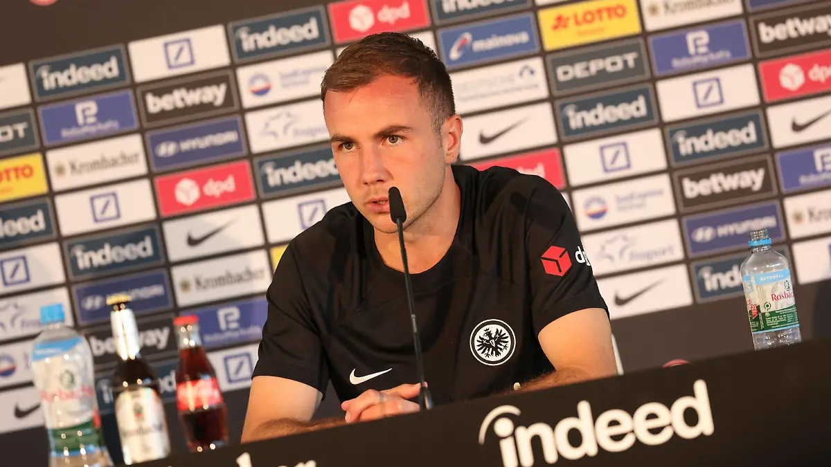 28.06.2022 Eintracht Frankfurt Trainingsauftakt Saison 2022/23, Pressekonferenz mit Cheftrainer Oliver Glasner und Neuzugang Mario Gotze emspor, emonline, despor, v.l., Pressekonferenz mit Mario Götze Eintracht Frankfurt DFL REGULATIONS PROHIBIT ANY USE OF PHOTOGRAPHS AS IMAGE SEQUENCES AND/OR QUASI-VIDEO *** 28 06 2022 Eintracht Frankfurt training kick-off season 2022 23, press conference with head coach Oliver Glasner and newcomer Mario Gotze emspor, emonline, despor, v l , press conference with Mario Götze Eintracht Frankfurt DFL REGULATIONS PROHIBIT ANY USE OF PHOTOGRAPHS AS IMAGE SEQUENCES AND OR QUASI VIDEO Copyright: JoaquimxFerreira