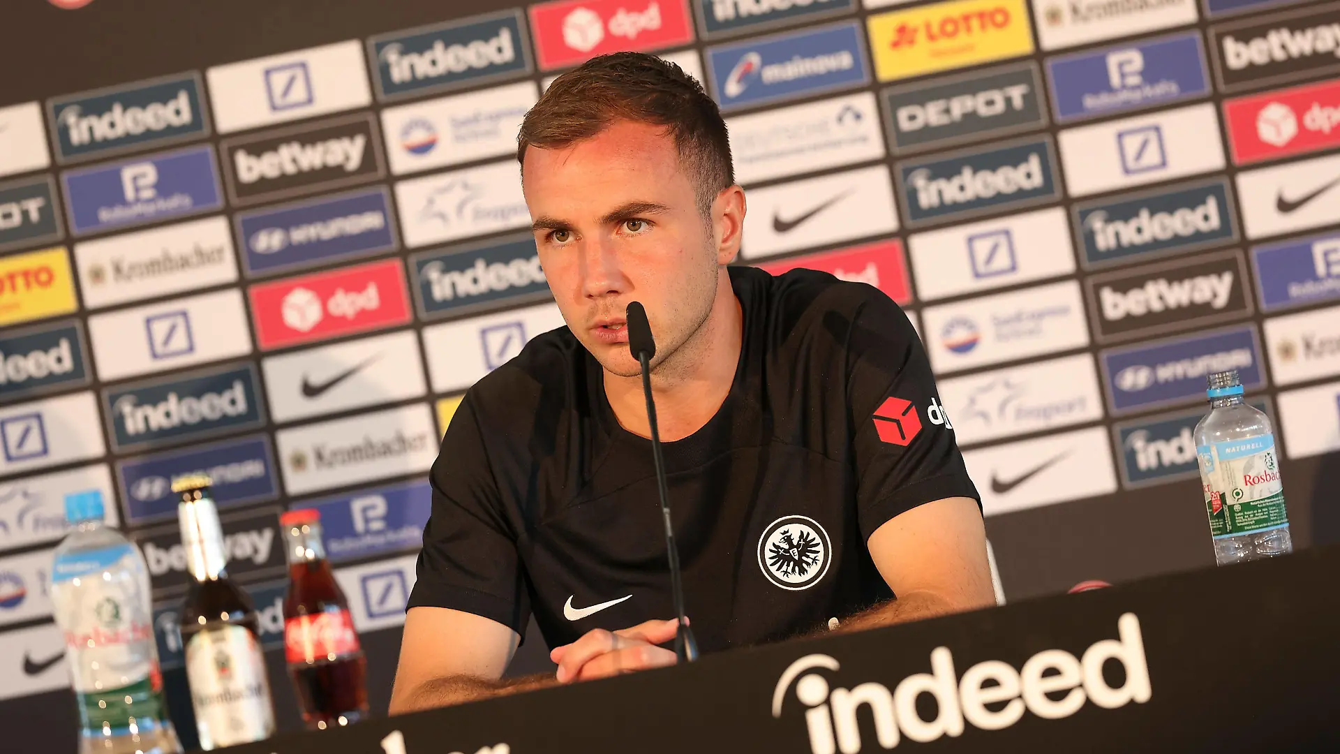 28.06.2022 Eintracht Frankfurt Trainingsauftakt Saison 2022/23, Pressekonferenz mit Cheftrainer Oliver Glasner und Neuzugang Mario Gotze emspor, emonline, despor, v.l., Pressekonferenz mit Mario Götze Eintracht Frankfurt DFL REGULATIONS PROHIBIT ANY USE OF PHOTOGRAPHS AS IMAGE SEQUENCES AND/OR QUASI-VIDEO *** 28 06 2022 Eintracht Frankfurt training kick-off season 2022 23, press conference with head coach Oliver Glasner and newcomer Mario Gotze emspor, emonline, despor, v l , press conference with Mario Götze Eintracht Frankfurt DFL REGULATIONS PROHIBIT ANY USE OF PHOTOGRAPHS AS IMAGE SEQUENCES AND OR QUASI VIDEO Copyright: JoaquimxFerreira