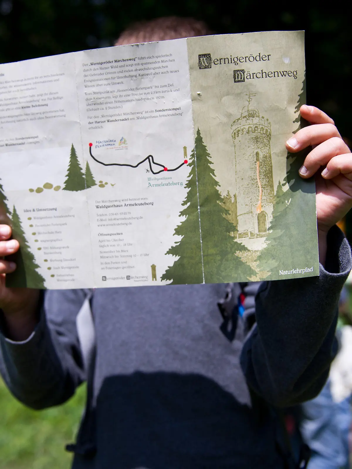 ARCHIV - Ein Kind hält am 04.06.2014 in Wernigerode (Sachsen-Anhalt) während einer Klassenfahrt einen Prospekt in der Hand. Niedersachsens Lehrer sollen künftig mehr Geld für Klassenfahrten erstattet bekommen, außerdem ist ein besserer Zeitausgleich geplant. Foto: Daniel Naupold/ZB (zu lni "Lehrer sollen mehr Geld für Klassenfahrten erstattet bekommen" vom 17.04.2015) +++(c) dpa - Bildfunk+++