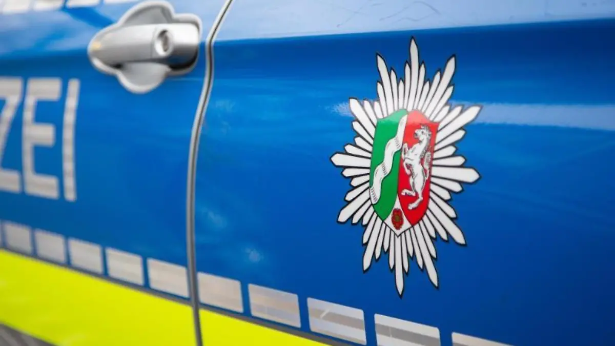 Emblem der Polizei in NRW an einem Polizeiauto