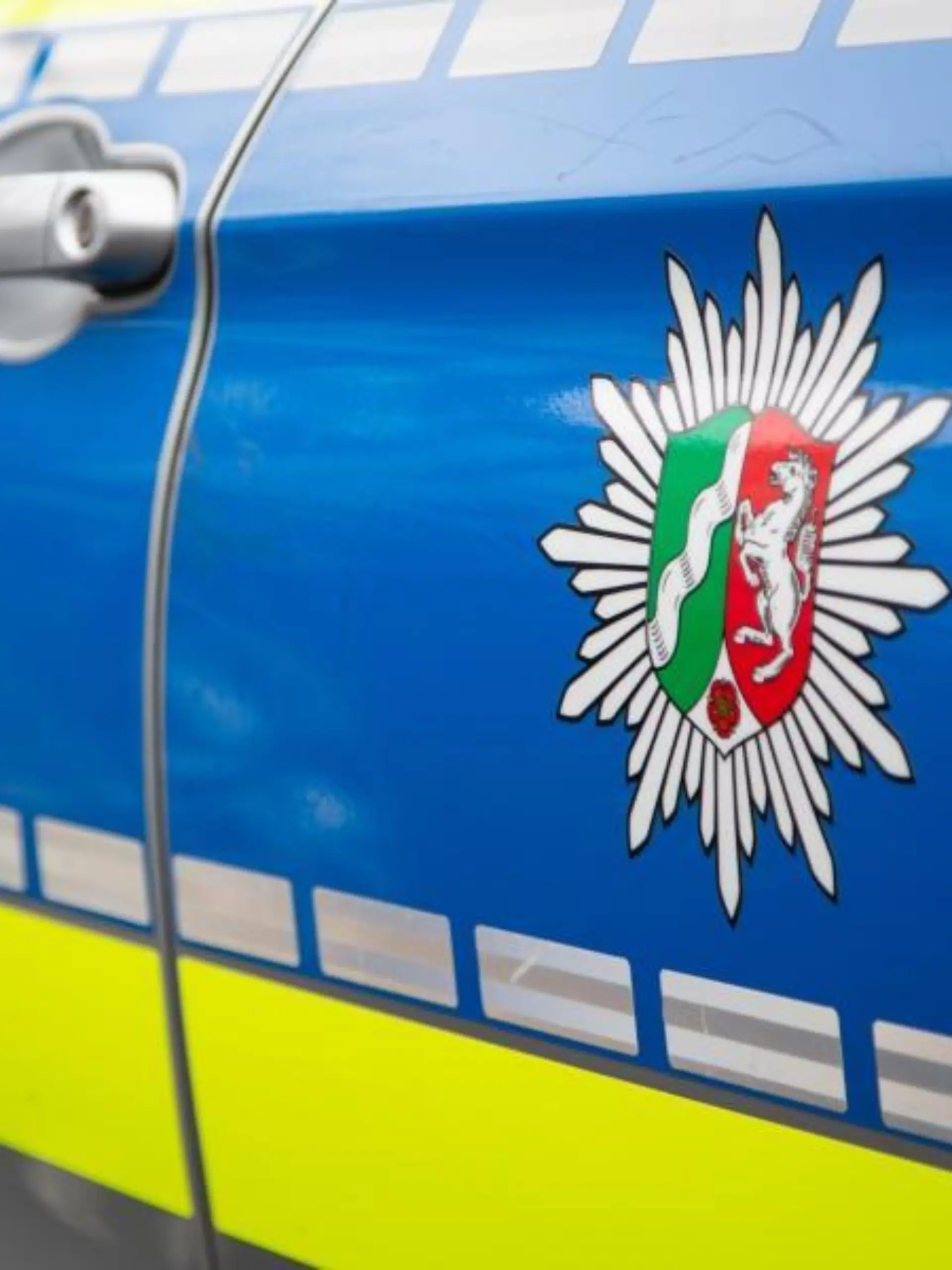 Emblem der Polizei in NRW an einem Polizeiauto