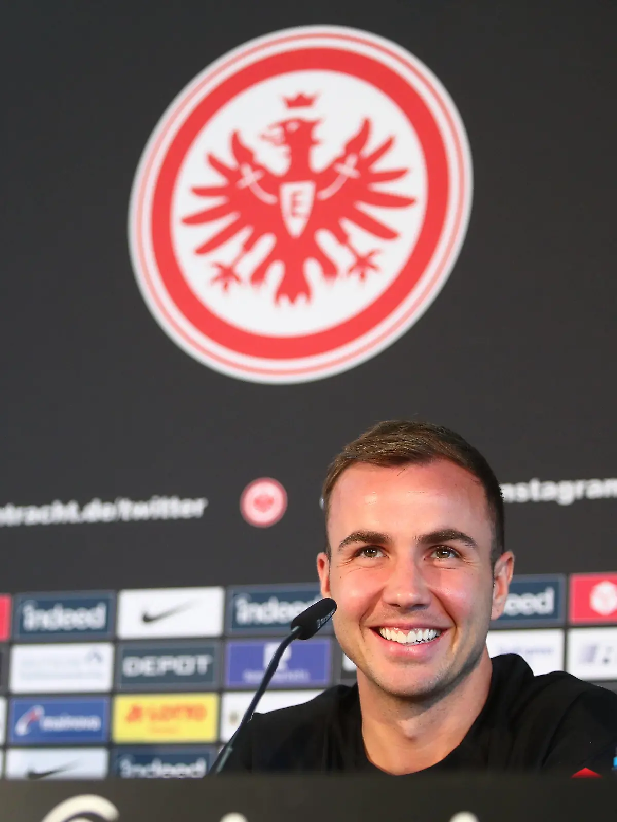  Mario Goetze bei der Vorstellungs-Pressekonferenz Vorstellung Mario Goetze bei Eintracht Frankfurt, Fussball, 1. Bundesliga, 28.06.2022 DFL REGULATIONS PROHIBIT ANY USE OF PHOTOGRAPHS AS IMAGE SEQUENCES AND/OR QUASI-VIDEO Vorstellung Mario Goetze bei Eintracht Frankfurt, Fussball, 1. Bundesliga, 28.06.2022 Frankfurt *** Mario Goetze at the presentation press conference Presentation Mario Goetze at Eintracht Frankfurt, Football, 1 Bundesliga, 28 06 2022 DFL REGULATES PROHIBIT ANY USE OF PHOTOGRAPHS AS IMAGE SEQUENCES AND OR QUASI VIDEO Presentation Mario Goetze at Eintracht Frankfurt, Football, 1 Bundesliga, 28 06 2022 Frankfurt Copyright: xEibner-Pressefotox EP_RWS